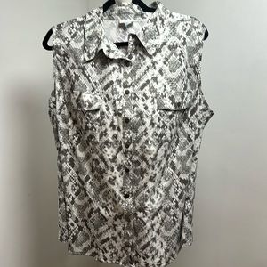 Sleeveless Top with Snap closure.